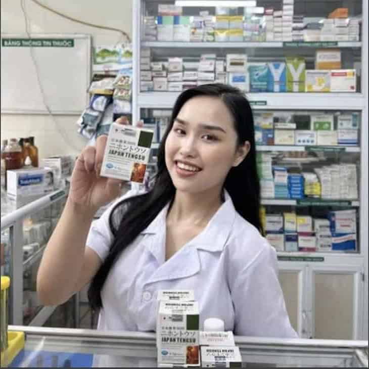 Pharmacist holding a box of genuine Tengsu