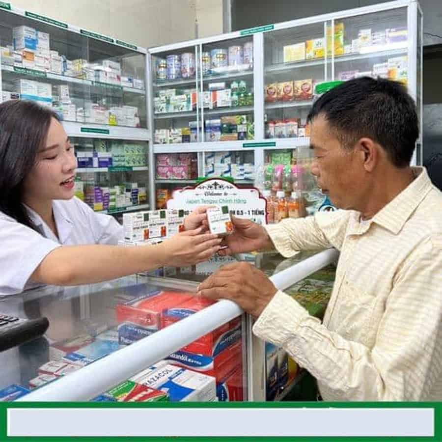 Pharmacist advising on Tengsu at a pharmacy